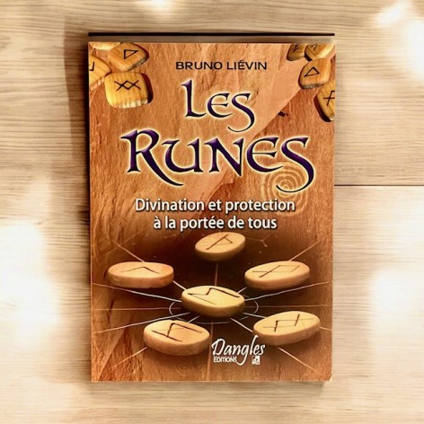Les Runes, divination et protection à la portée de tous