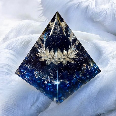 Pyramide Orgonite, La rêveuse
