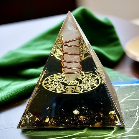 Pyramide Orgonite, Pointe Quartz rose et Onyx