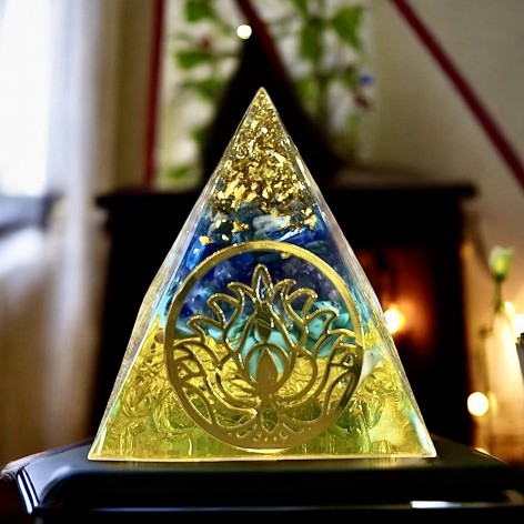 Pyramide orgonite, Lotus