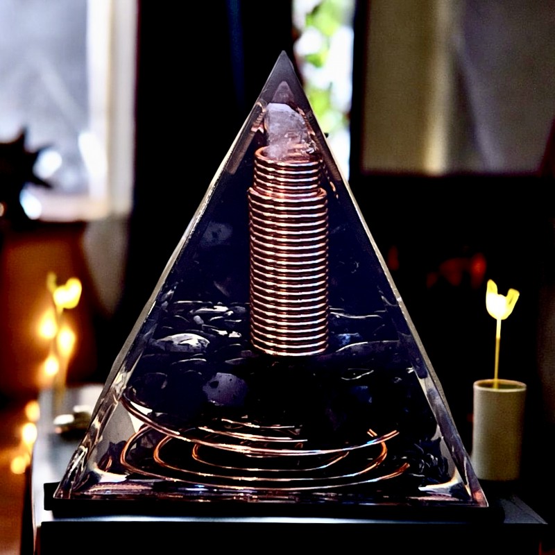 Orgonit-Pyramide, Schwarzer Obsidian