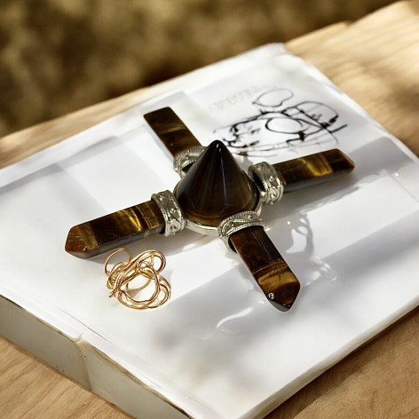 Tiger's eye, energy amplifier pyramid