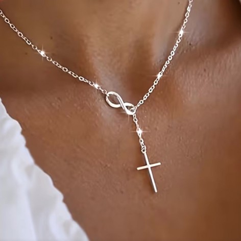 Pendentif en croix, symbole 8